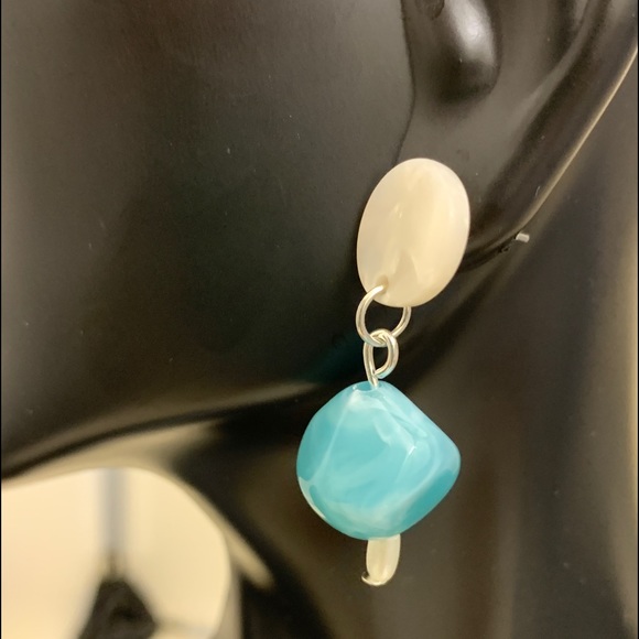 Tortoise shell acrylic earrings - Picture 2 of 4